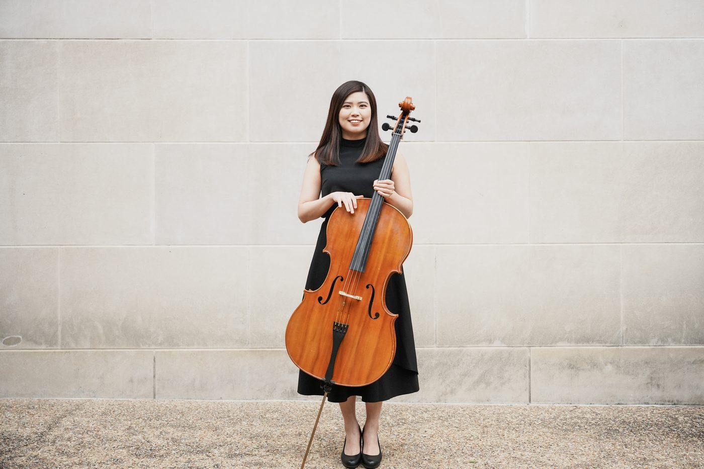Yi-Chien Lian, full-length portrait with cello