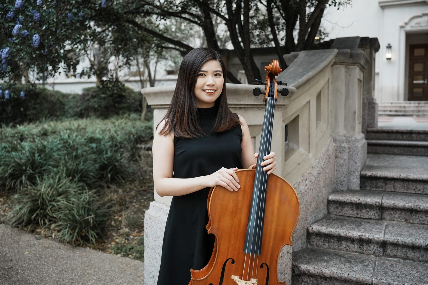 Yi-Chien Lian outdoors with her cello