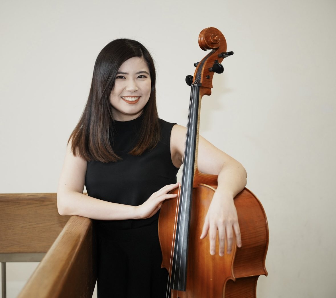 Portrait of Yi-Chien Lian with her cello